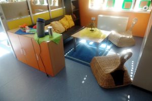 Gemütliche Sitzecke für Eltern in der Kita aus Karlsruhe