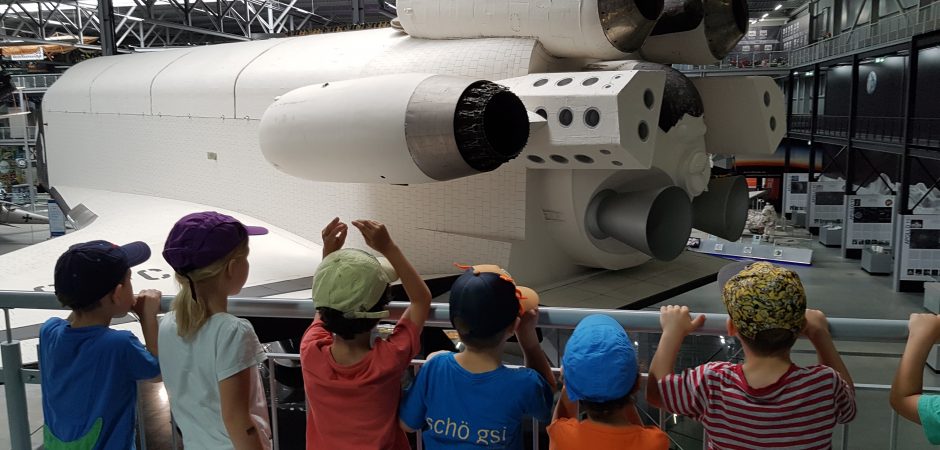 Kinder staunen im Technikmuseum