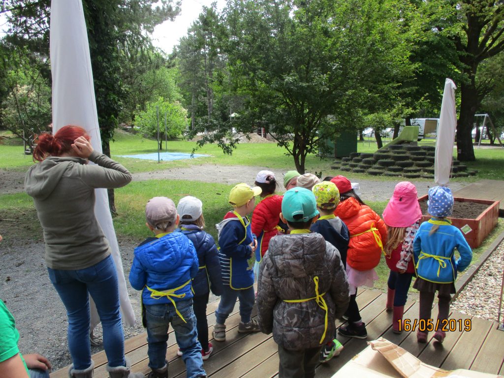 Kindergruppe auf der Terasse im Garten | Pro-Liberis