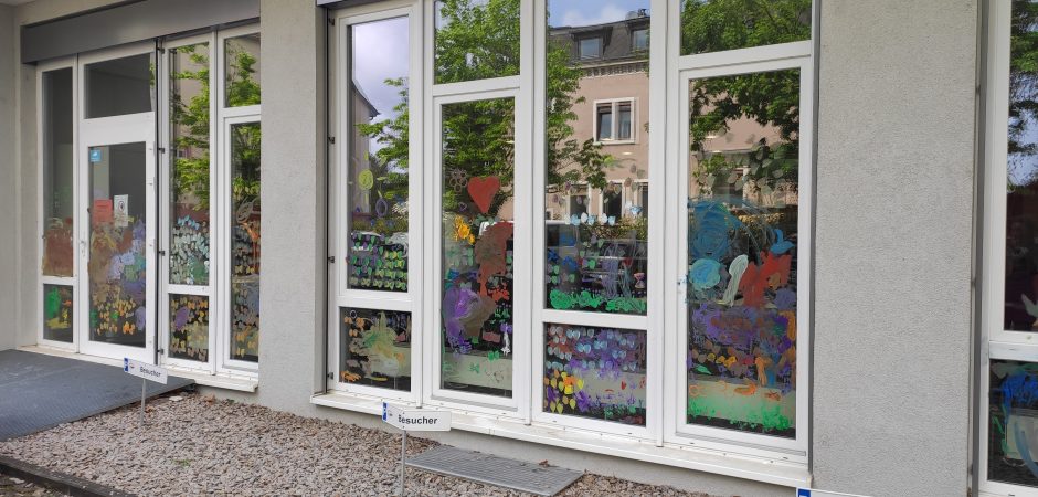 Bemaltes Fenster des Seniorenzentrums in Grünwinkel